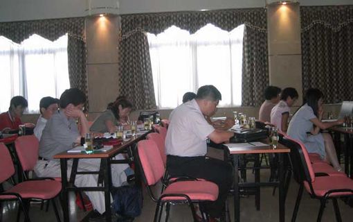 “十一五”中國(guó)制造業(yè)信息化技術(shù)及其標(biāo)準(zhǔn)化發(fā)展研討會(huì)暨2004年全國(guó)工業(yè)自動(dòng)化系統(tǒng)與集成標(biāo)準(zhǔn)化技術(shù)委員會(huì)年會(huì)及工業(yè)機(jī)器人標(biāo)準(zhǔn)劃分技術(shù)委員會(huì)換屆會(huì)，各參會(huì)人員聽(tīng)取演講人員的報(bào)告，吸取經(jīng)驗(yàn)